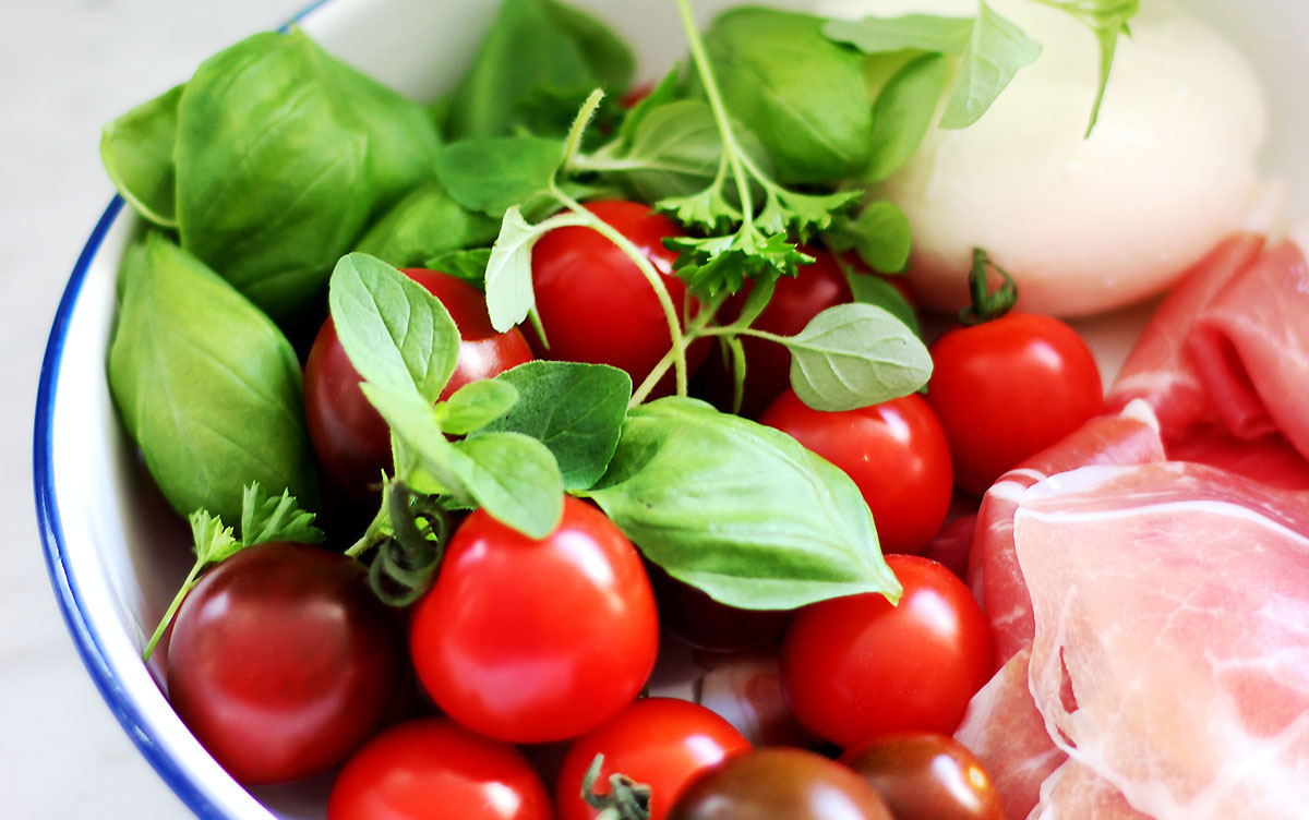 Vegan Lifestyle Blog Roșii, busuioc și mozzarella într-un castron