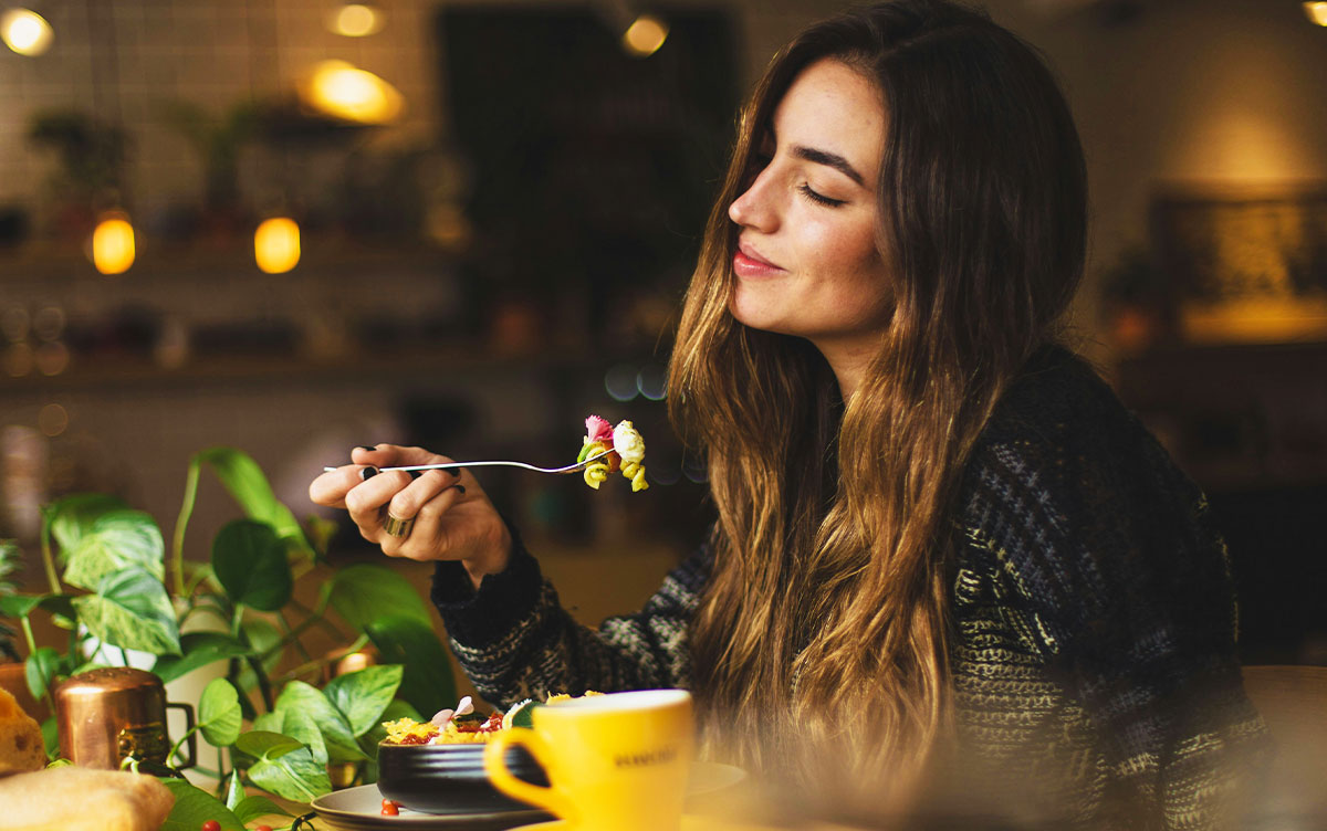 Vegan Street Food Blog Femeie mâncând o salată într-un local