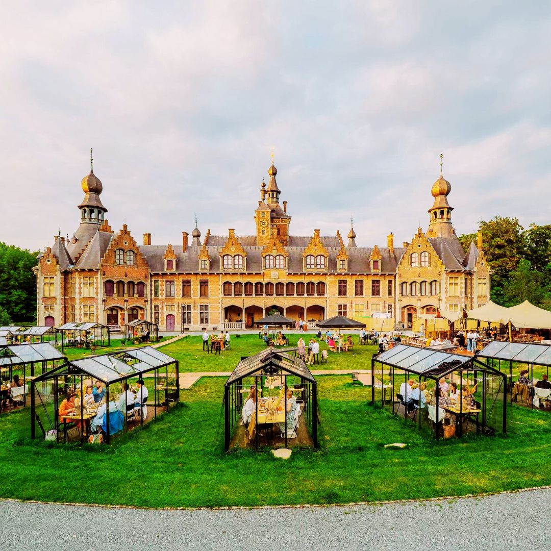 Sere pe gazon în fața unui castel