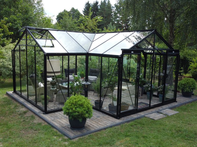 sere_sticla_oranjerie_sophia_1 Oranjerie Sophie în formă de T, pe soclu de lemn, cu mobilier de living și plante la interior — ACD
