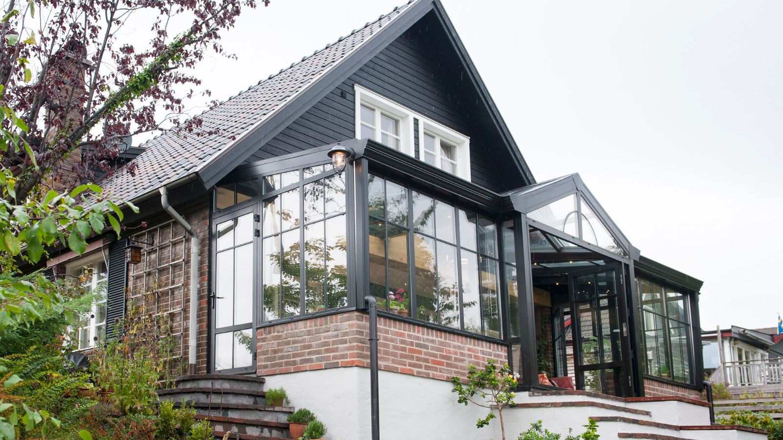 Glass gardens bespoke 10 Grădină de iarnă adosată unei case, cu ramă neagră, pe mai multe niveluri