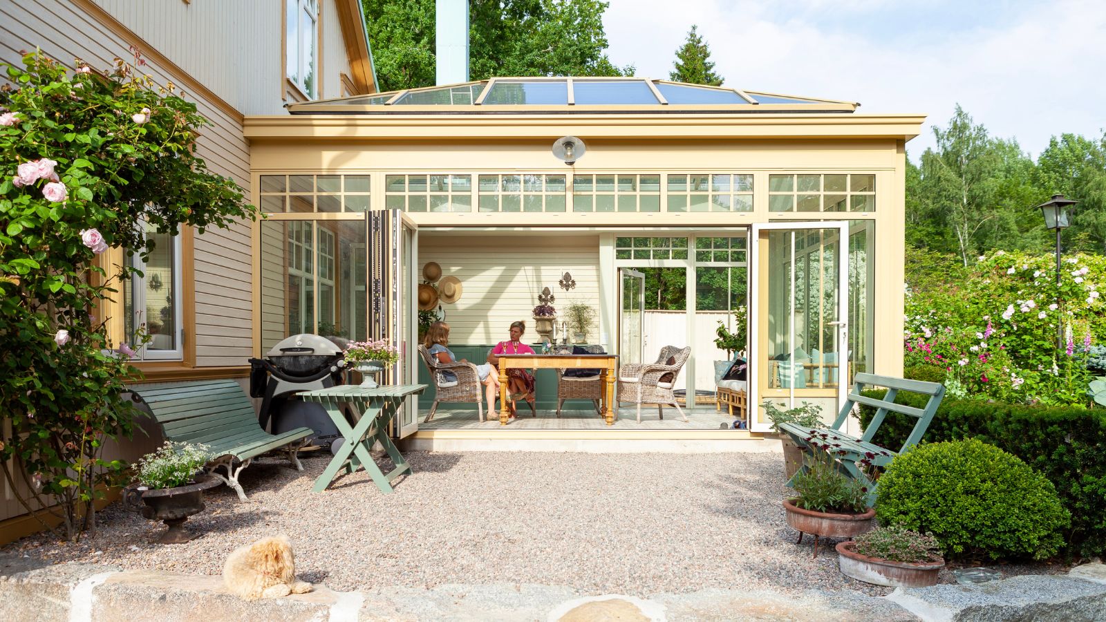Glass gardens bespoke 16 Grădină de iarnă crem adosată unei case din lemn, cu terasă de pietriș