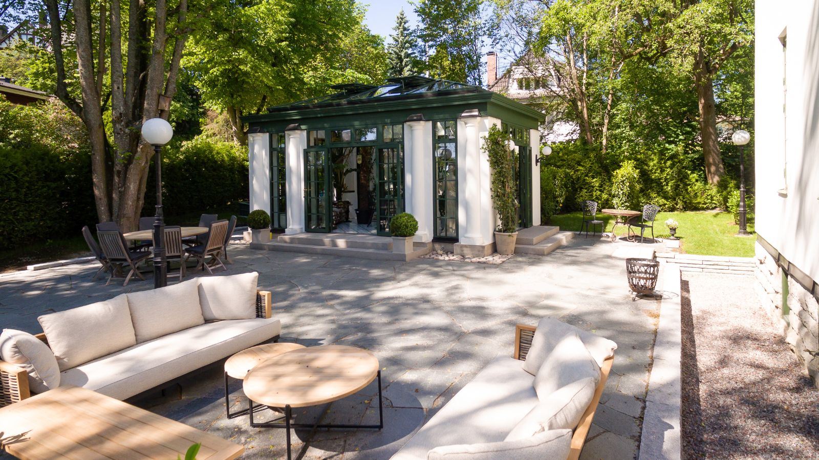 Glass gardens bespoke 3 Pavilion de sticlă cu ramă închisă, cu canapele albe pe terasă
