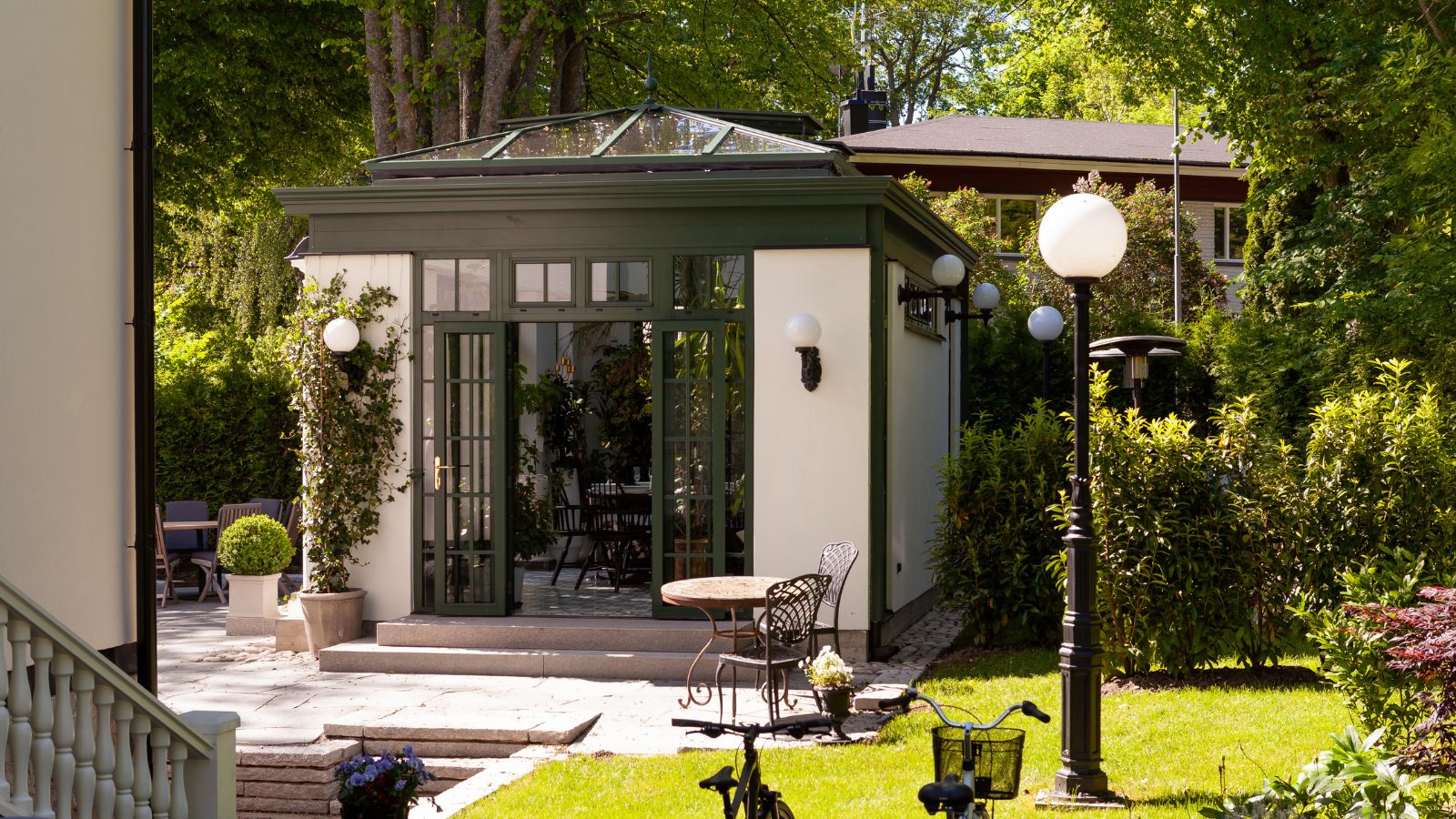 Glass gardens bespoke 4 Oranjerie crem cu felinare de grădină la intrare