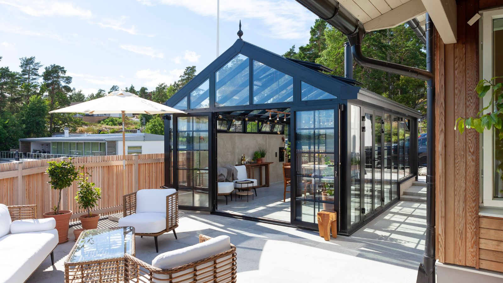 Glass gardens bespoke 6 Grădină de iarnă modernă cu ramă neagră și mobilier de terasă