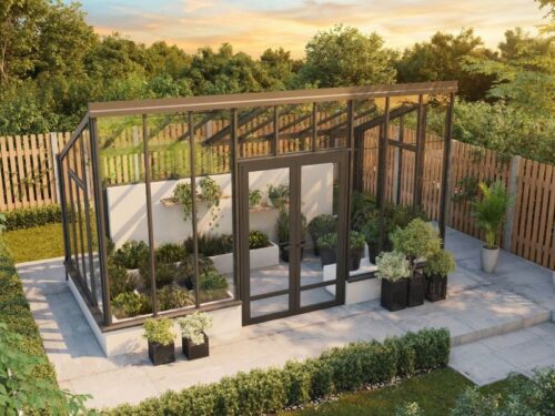 Oranjerie minimalistă Sanctuary Mini la apus, cu uși duble și jardiniere pe terasa pavată