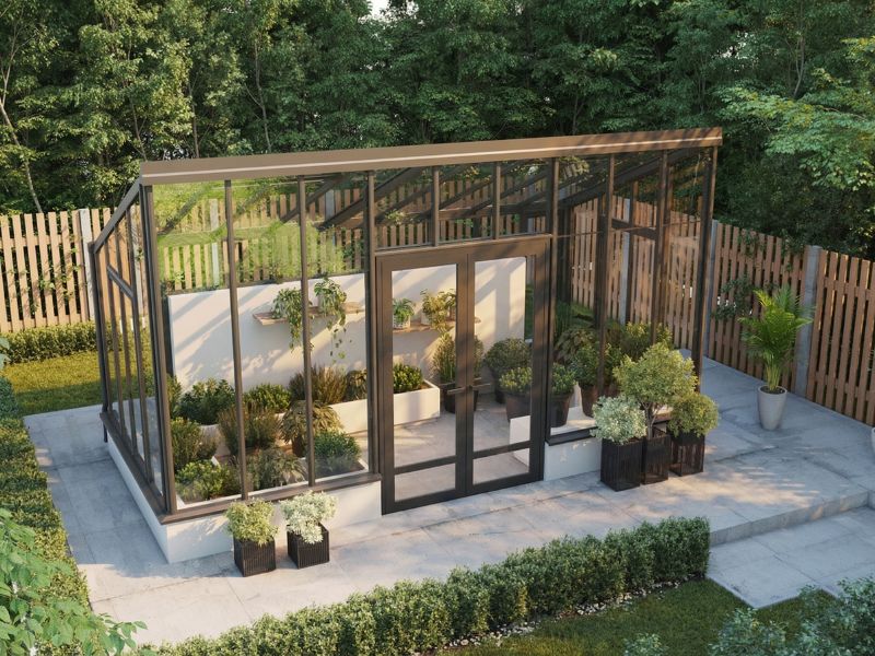Oranjerie Sanctuary Mini văzută din grădină, cu acoperiș într-o singură pantă și pereți de sticlă